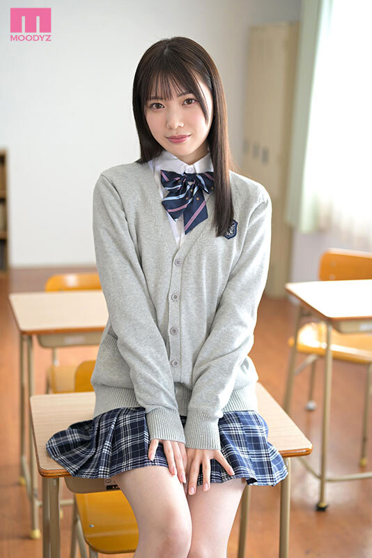 制服姿の石川澪